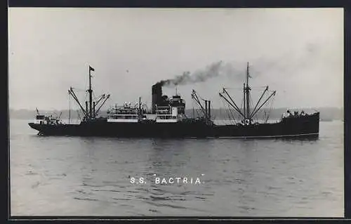 AK Handelsschiff SS Bactria vor der Küste