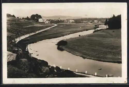 AK Svetla na Saz., Flusspartie mit Ortspanorama