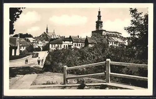 AK Polna, Ortspartie mit Geländer, Turmgebäuden und Strasse
