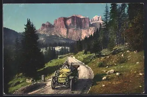 AK Pordoijoch, Dolomitenstrasse mit Auto Metallurgique gegen die Sellagruppe