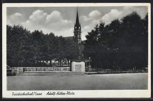 AK Friedrichsthal / Saar, Platz mit Kriegerdenkmal