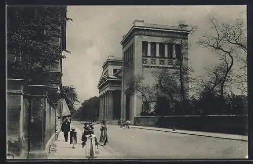 AK München, Propyläen mit Strasse