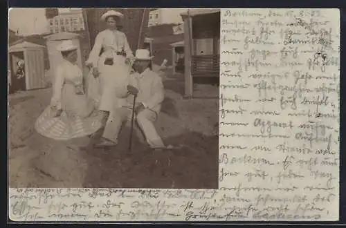 Foto-AK Borkum, Ein Herr und zwei Damen in Sommerkleidung am Strand, Badekultur