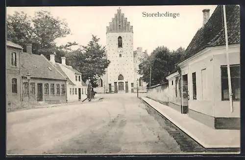 AK Storehedinge, Strassenpartie mit Turm