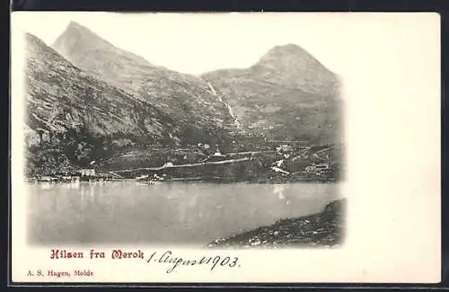 AK Merok, Ortsansicht mit Gewässer und Gipfeln