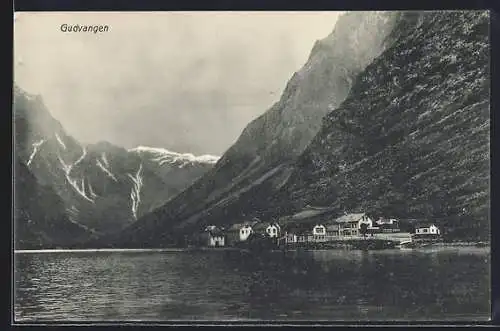 AK Gudvangen, Ortsansicht mit Bergpanorama vom Wasser aus