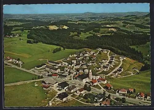 AK Hof bei Salzburg, Teilansicht mit Blick ins Land, Fliegeraufnahme