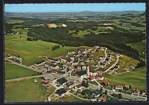 AK Hof bei Salzburg, Fliegeraufnahme mit Ort und Blick ins Land