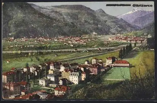 AK Oltrisarco, Totalansicht mit Bergpanorama aus der Vogelschau