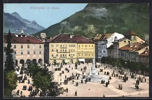 AK Bozen, Passanten am Denkmal auf dem Walterplatz