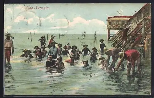AK Lido-Venezia, Badende vor Pfahlgebäuden im Wasser