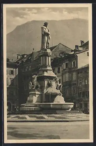AK Bolzano, Piazza Vittorio Emanuele col Monumento Walter v. d. Vogelrocide