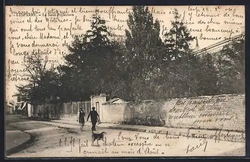 AK Lesparre, Le Sous Préfecture avec passants et chien sur le trottoir
