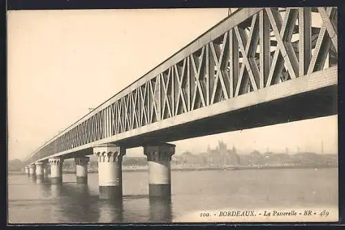 AK Bordeaux, La Passerelle sur la Garonne et vue de la ville en arrière-plan