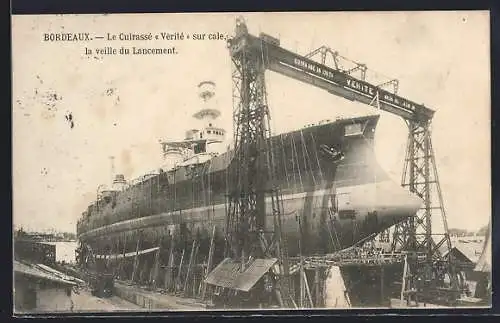 AK Bordeaux, Le Cuirassé Vérité sur cale, veille du lancement