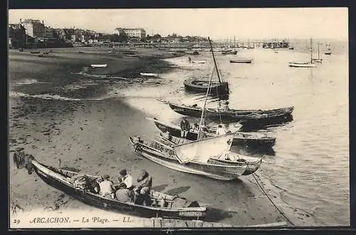 AK Arcachon, La Plage avec des bateaux amarrés sur le rivage