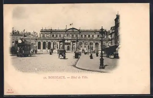 AK Bordeaux, Hôtel de Ville avec tramway et voitures sur la place