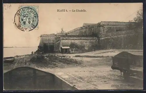 AK Blaye, La Citadelle avec voie ferrée au bord de l`eau