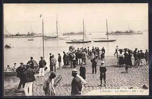 AK Pauillac, L`Escadre, Les Régates avec spectateurs et voiliers sur le quai