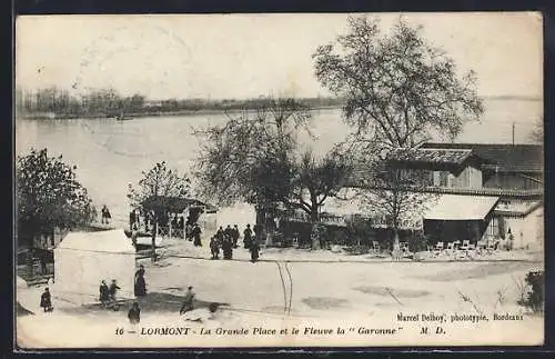 AK Lormont, La Grande Place et le fleuve la Garonne