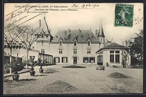 AK Saint-Étienne-de-Lisse, Château de Pressac, Cour d`Honneur