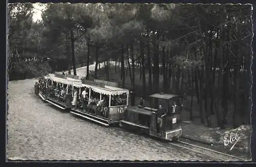 AK Cap-Ferret, Le Petit Train Forestier traversant la forêt