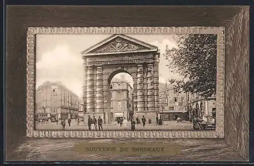 AK Bordeaux, La Porte d`Aquitaine et scène de rue animée