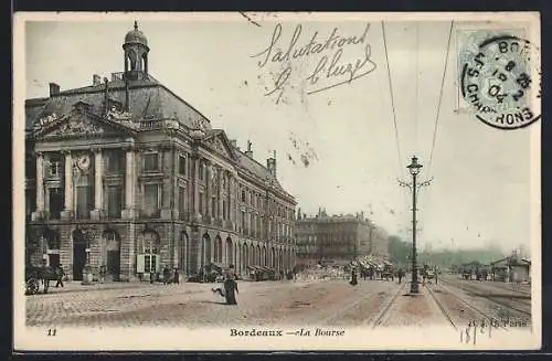 AK Bordeaux, La Bourse et vue de la rue animée