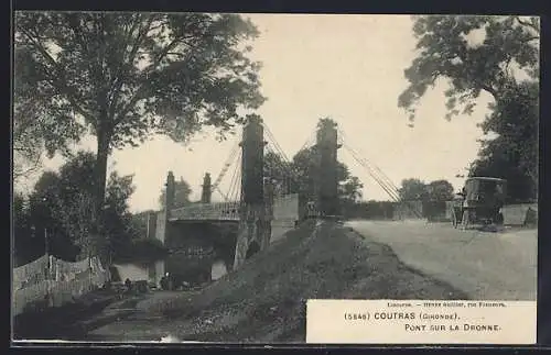 AK Coutras, Pont sur la Dronne avec calèche et arbres environnants