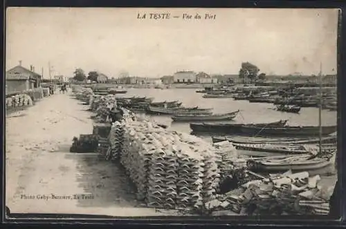 AK La Teste, Vue du Port avec bateaux amarrés et sacs empilés le long du quai