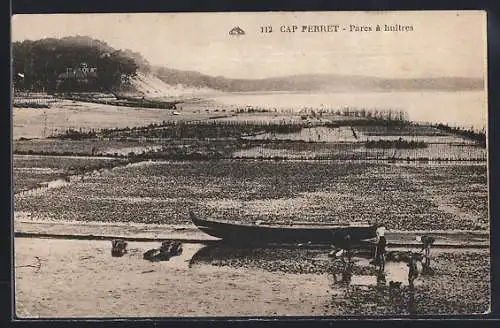 AK Cap Ferret, Parcs à huîtres avec bateau et travailleurs dans l`eau