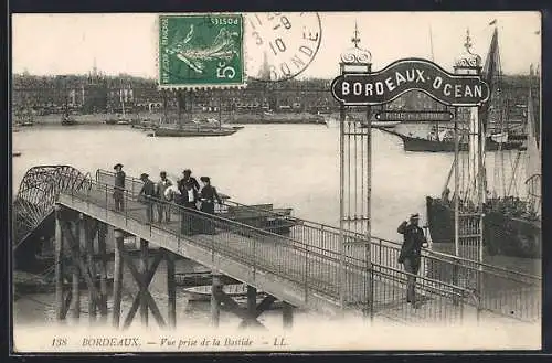 AK Bordeaux, Vue prise de la Bastide avec passerelle et navires en arrière-plan