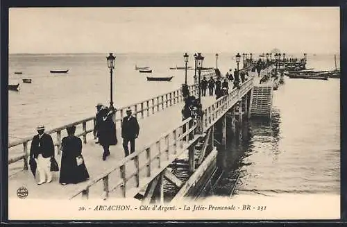 AK Arcachon, La Jetée-Promenade avec promeneurs élégants et bateaux au large
