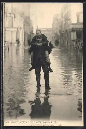 AK Paris, Un homme courageux pendant les inondations de janvier 1910