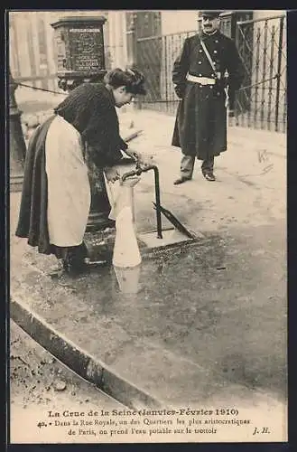 AK Paris, Dans la Rue Royale, prise d`eau potable sur le trottoir pendant la crue de la Seine 1910