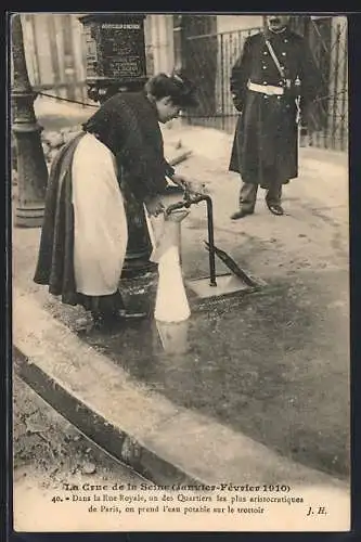 AK Paris, Dans la Rue Royale, prise d`eau potable sur le trottoir lors de la crue de la Seine 1910