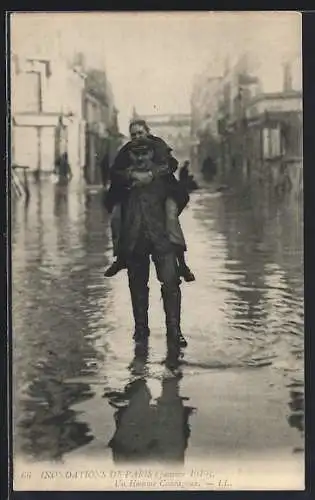 AK Paris, Un Homme Courageux pendant les Inondations de Janvier 1910