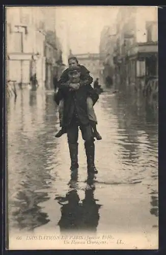 AK Paris, Inondations de janvier 1910, Un homme courageux portant un enfant sur le dos