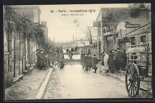 AK Paris, Inondations 1910, Rue Van Loo avec habitants et barrières contre l`eau