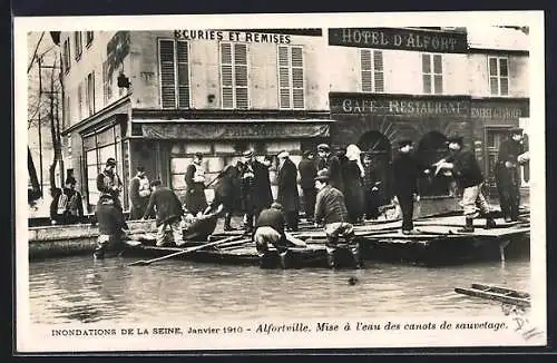 AK Alfortville, Mise à l`eau des canots de sauvetage lors des inondations de la Seine, janvier 1910
