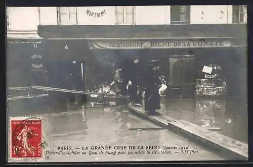 AK Paris, La grande crue de la Seine 1910, passerelles au Quai de Passy pour la circulation