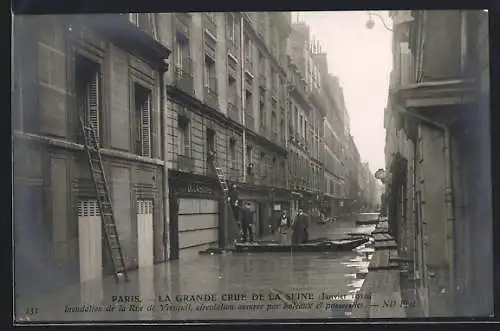 AK Paris, Inondation de la Rue de Verneuil 1910, circulation assurée par bateaux et passerelles