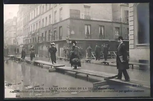 AK Paris, Inondation de la Rue du Bac avec passerelles durant la Grande Crue de la Seine (1910)
