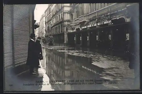 AK Paris, Inondation 1910 de la Rue du Bac devant les Magasins du Petit Saint-Thomas