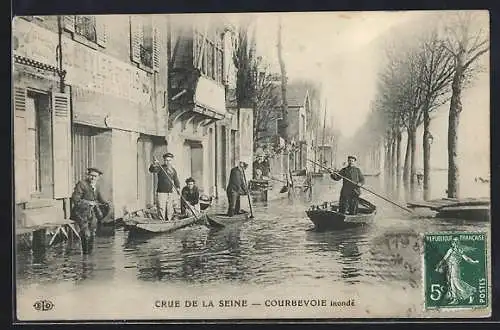 AK Courbevoie, Crue de la Seine avec rues inondées et bateaux naviguant