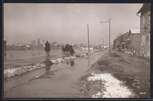 AK Rueil, Inondation de la Seine avec cavaliers sur une route inondée