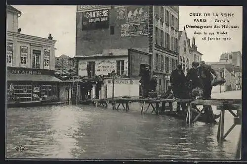 AK Paris, Crue de la Seine à Grenelle, Déménagement des habitants rue Violet, 28 janvier 1910