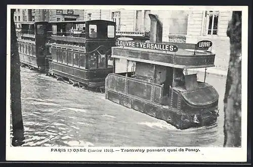 AK Paris, Tramway passant quai de Passy pendant l`inondation de 1910