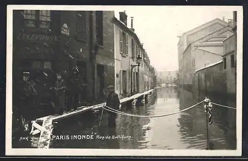 AK Paris, Inondation de la rue de Bellièvre avec habitants et commerce inondés