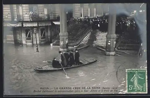 AK Paris, Barque établissant la communication entre la Rue Alboni et le Pont de Passy lors de la crue de 1910